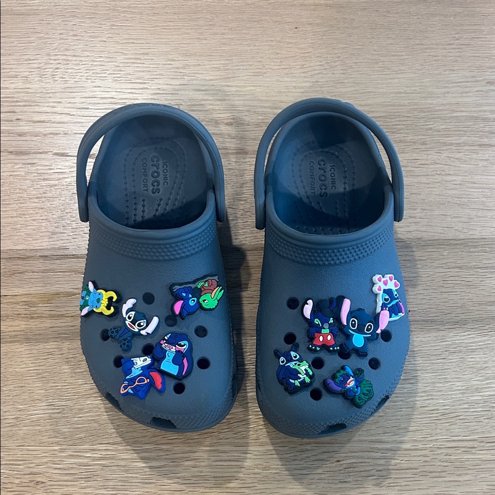 CROCS Kids' slate grey Clogs with Stitch Charms